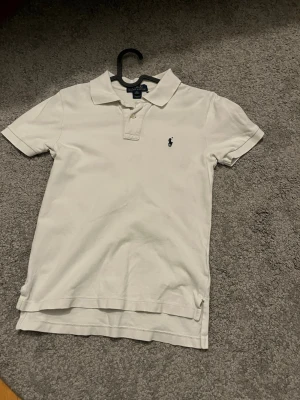 Pike från Ralph lauren - En snygg Ralph lauren piké. Den har några hål men ändå en fin piké.