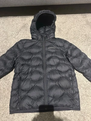 Peak performance dunjacka - En grym dunjacka som passar perfekt nu till när det nalkas vår om nån månad!! Mycket bra skick och inga defekter. Storlek: 170.