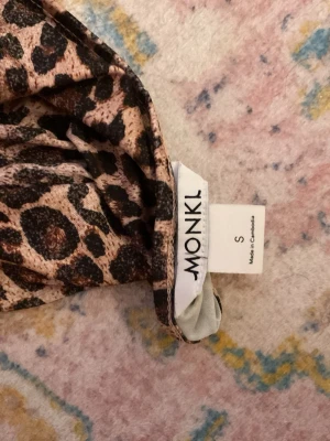 Leopard tröja - Leopard tröja från monki storlek S men passar upp till m och den är väldigt stretchig