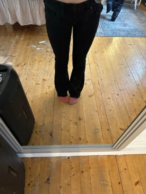 Svarta bootcut jeans från true religion - Svarta true religion jeans som nu har blivit försmå för mig. Dem är i storleken 26. Dem är väldigt stretchiga. Dem är i bra skick och super snygga! Dem är litttee sliten längst ner på byxan men inget man lägger märket till!