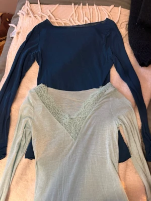 Två intimissmi tröjor  - Säljer två jättefina intimissmi tröjor, båda i storlek S, säljer båda tsm, pris kan diskuteras