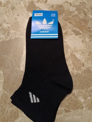 Svarta strumpor Adidas - Mycket fina strumpor som är jättesköna. Nya med etikett. Prislista följer nedan. Meddela mig vid hur många par ni vill ha.        1 par: 34 kr. 2 par:64 kr. 3 par: 96 kr 