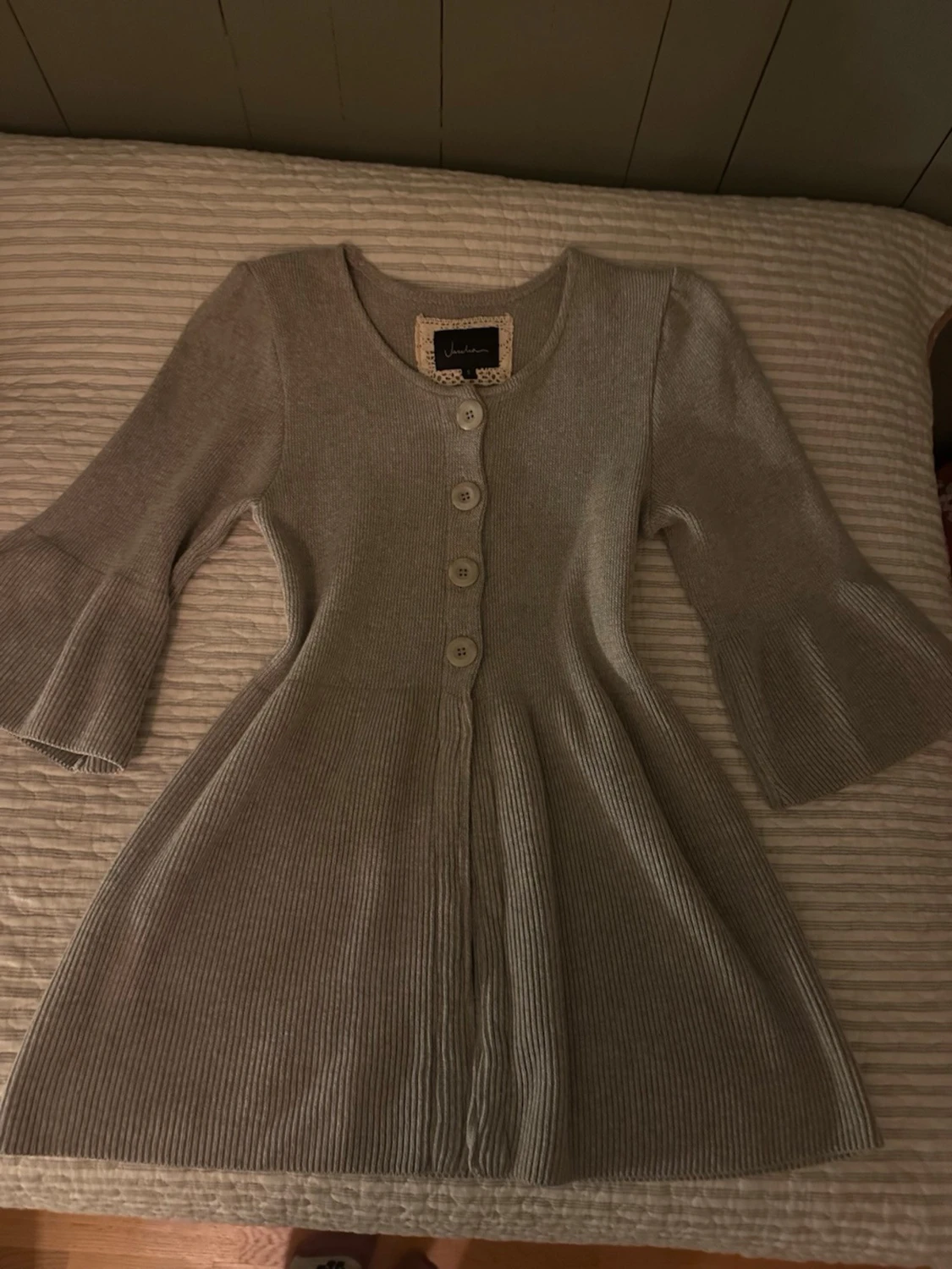 Grå stickad kofta med klockärmar - 1