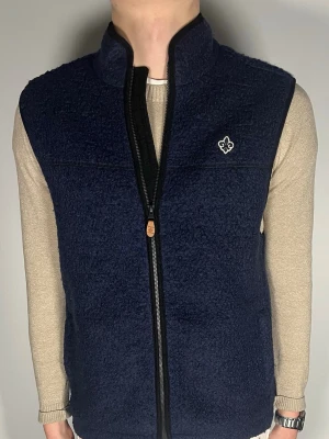 Morris fleece väst - Säljer en riktigt snygg och trendig Morris fleece väst i fint skick, storlek M, vid frågor är det bara att skriva //Gramenti