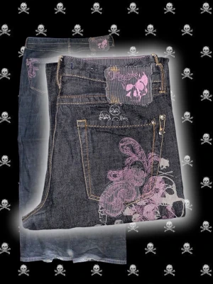 Marc Ecko Baggy Jeans  - As feta svart lila Marc Ecko baggy jeans. Längd- 110cm, innerbenet- 80cm, lår-30cm, benöppning- 25cm. 