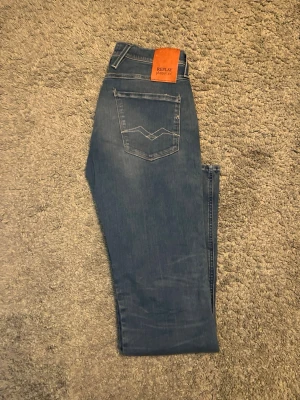 Replay Anbass - Säljer ett par feta Replay Anbass hyper flex. Skicket är som nytt utan deflekter! Kom PM för fler bilder eller andra funderingar, priset går att diskuteras! W30 L34