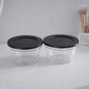  2st små transparenta burkar med grått lock – gott skick - 2st små transparenta plastburkar med grått lock, använda ett fåtal gånger. Några repor finns (se sista bilderna), men de är fortfarande i gott skick! Perfekta för sallad, sås eller andra matförvaringsbehov. Troligen från ICA. FÖRST TILL KVARN!