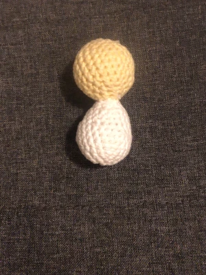 Virkat svampformad prydnad - Handgjord virkad prydnad i form av en svamp med gul hatt och vit fot. Perfekt som dekoration eller accessoar till väskan. Tillverkad i mjukt garn och har en söt, minimalistisk design.