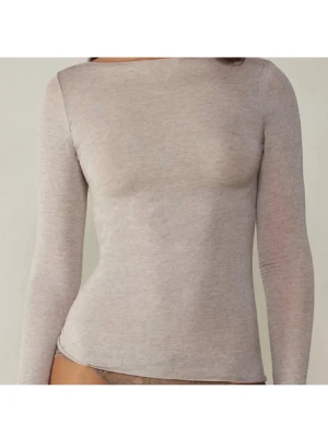 Beige intimissmi tröja - En stilren beige  långärmad topp med rund halsringning. Toppen har en slim passform och är tillverkad i ett mjukt, stretchigt material som sitter skönt mot kroppen. Perfekt att matcha med jeans eller kjol för en enkel och snygg look.