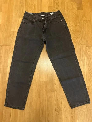 Svarta jeans från Vaillent, straight fit - Säljer ett par svarta jeans från Vaillent med klassisk femficksmodell och raka ben. Jeansen har normal passform och är tillverkade i slitstark bomullsdenim. Perfekta för dig som gillar en enkel och clean stil.
