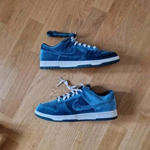 Helt nya petrol-färgade sammet Nike Dunk W Teal stl US9.5/41 - Perfekt denna vår, nya blågröna/petrol-färgade Nike dunks i sammet! Helt oanvända. Färg "teal", box följer med. Kvinnomodell stl US9.5 dvs 41.