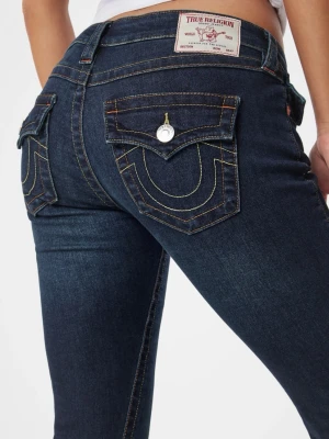 Mörkblå True Religion bootcut jeans - Snygga mörkblå jeans från True Religion med bootcut passform i strlk w24. Jeansen har dekorativa bakfickor med kontrastsömmar och silverfärgade knappar. Klassisk femficksmodell i stretchigt denimtyg som sitter tajt upptill och släpper ut vid benen. Lite slitningar längst ner på jeansen men annars inga större defekter!❤️