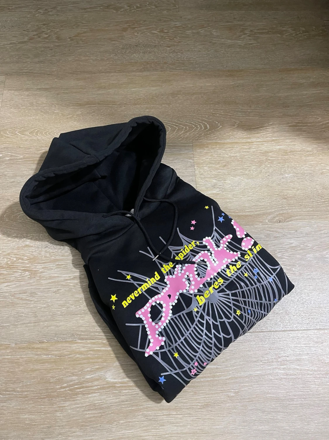 Svart hoodie med spindelnäts-tryck