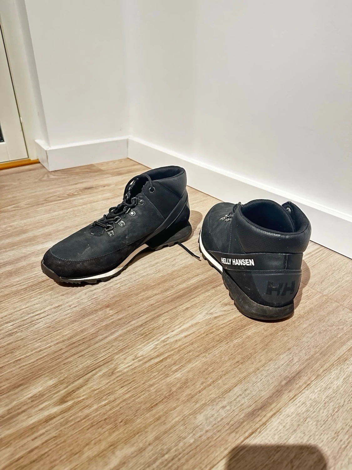 Svarta kängor från Helly Hansen