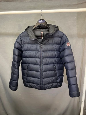 Colmar jacka - Säljer denna supersnygga colmar jacka! Storlek 16y/172cm/xs-s. Modellen är 180cm. Passar perfekt om du är ca 175! Garanterad äktehet (500+ nöjda kunder ✅) nypris ca 4000kr. Skick 9/10 lite text på loggan är borta men märks knappt, utöver de inga defekter. Varmt välkommen att Höra av dig vid minsta fundering! 👏🏻🤩