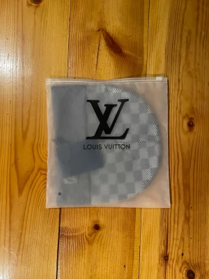 Rutig mössa - Säljer en helt ny mössa av hög kvalitet. Den har klassiskt rutigt mönster med uppvikt kant och har endast använts en gång, då den inte passade min stil. Skriv vid minsta fundering 🤔 