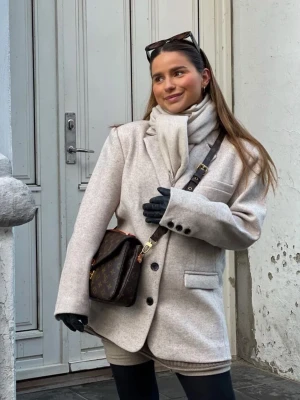 Beige kavaj från Nelly med klassisk look - Snygg beige tjockare kavaj/ jacka från Nelly💕. Aldrig använd 💕