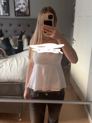 Vit ärmlös topp - Söt vit topp utan band. Den är från Gina i storlek 164 men passar mig som brukar bära S🫶🏼Ge gärna prisförslag!🎀