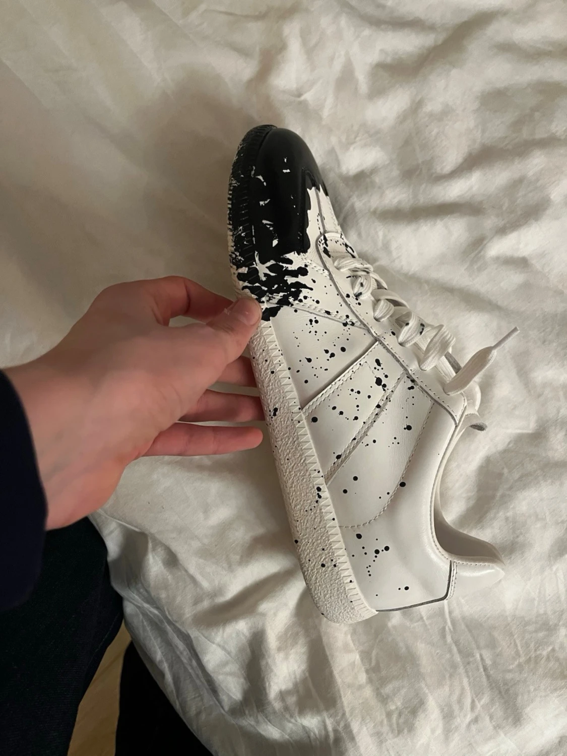 Svarta och vita sneakers med färgstänk - 4