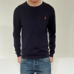 Ralph Lauren tröja mörkblå - Säljer en sjukt fet tröja från Ralph Lauren i färgen mörkblå. Tröjan är i bra skick då den har varit väl omhändertagen och är i M och sitter även som M. Hör gärna av er vid frågor elr funderingar!!