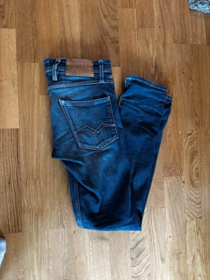 Replay jeans - Replay anbass jeans storlek 28/32 me sköna slitningar.