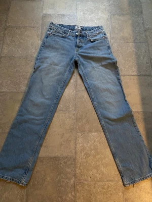 Blå raka jeans från 157, storlek S - Säljer ett par klassiska blå jeans från 157 i rak modell. Jeansen har fem fickor, normal passform och är tillverkade i ett mjukt bomullsjeans-tyg. Perfekta till en avslappnad look och passar till det mesta i garderoben.