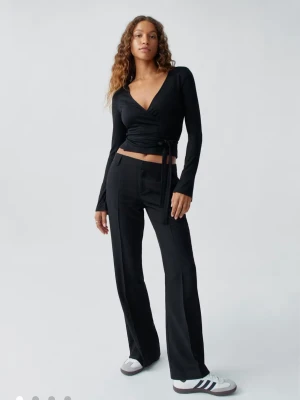 Svarta kostymbyxor med bootcut stl 34 från Gina Tricot - Mina favorit kostymbyxor! Har i flera färger, men dessa har nu blivit för små. Snygga svarta kostymbyxor med bootcut passform. Sitter som en smäck! Från Gina i storlek 34