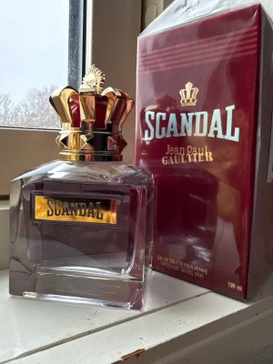 Skandal  - Parfymen håller länge och doftar gott i upp till 24 timmar. Hög kvalitet till ett bra pris :) Bli kär i den här doften. Allt visas på bilderna. Var försiktig. Returer är inte möjliga.