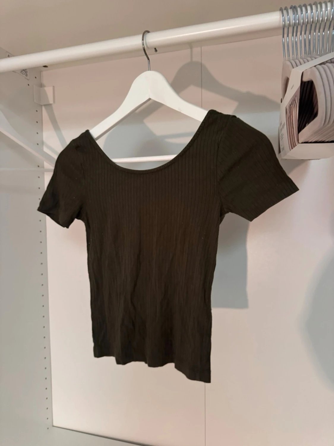 Militärgrön ribbad croppad topp - 1