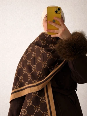 Brun mönstrad sjal  - Säljer en lyxig brun sjal  med klassiskt monogrammönster i beige. Sjalen har breda beigea kanter och är tillverkad i ett mjukt material som känns skönt mot huden. Perfekt accessoar för att lyfta din outfit.
