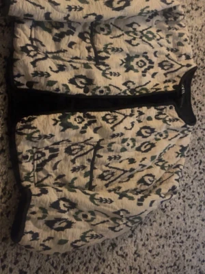 ZARA mönstrad jacka – XS  - ZARA mönstrad jacka – XS (vit)  Snygg och trendig vit jacka från Zara i storlek XS. Vit botten med svart och grönt mönster. Lätt vadderad och bekväm – perfekt som höst-/vårjacka eller mild vinterdag.  🔹 Märke: Zara 🔹 Storlek: XS 🔹 Skick: Bra skick, inga synliga skador 🔹 Färg: Vit med svart & grönt mönster 🔹 Passform: Normal XS 🔹 Tillverkad i Marocko  Säljs då den inte används längre.