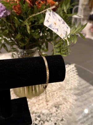 Guld Armband - Helt ny aldrig använd. Rostfritt stål. Justerbar.