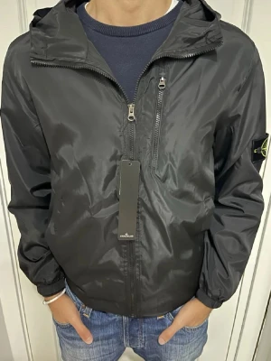 Stone island windbreaker - Spricka ny Stone island windbreaker! Nyskick,storlek S/M! Vid minsta fundering kontakta oss ✔️
