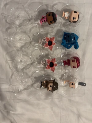 Stranger Things Funko Pop-figurer - Säljer ett set med små Funko Pop-figurer från Stranger Things. Säljer för 15kr styck, priset går att diskutera om du köper fler!