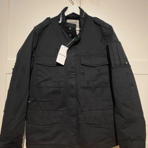 HELT NY Zadig & Voltaire vinterjacka - Snygg vinter/höstjacka från Zadig & Voltaire. Jackan helt ny med tags och är fodrad med päls inuti vilket gör den till en bra vinterjacka.                                                     Nypris 5500, Hör av er vid frågor/funderingar