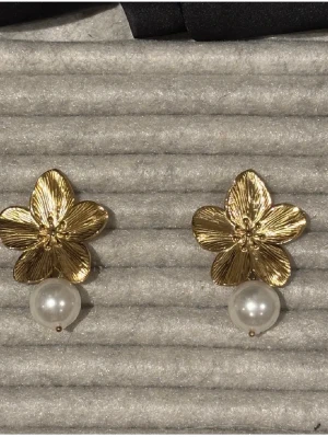 Guldiga blomörhängen med pärldetalj - Jätte snygga och unika örhängen från raglady!! Jätte fint skick, hör av er vid frågor!💓💓