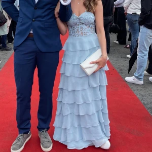 Balklänning  - Säljer nu min balklänning🩵 dragkedja i ryggen och jag är 160cm på bilderna med klänningen