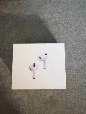 Apple AirPods Pro trådlösa hörlurar - Säljer ett par vita airpods pro 3.levereras i originalförpackning. Perfekta för musik, poddar och samtal med grymt ljud och brusreducering. Hjälper min mamma sälja dom de funkar som vanligt hon ville inte ha dem pga att hon inte gillar såna med silikon pluppar. Helt nya