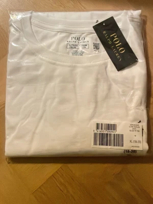 Vit t-shirt från Polo Ralph Lauren - Tja! Jag säljer en oöppnad tshirt från polo ralph lauren som jag köpte i fjol men glömde lämna tillbaka. Den är köpt från kidsbrandstores hemsida. Nypriset är 595. Självklart äkta. Om du har några funderingar är det vara att höra av dig.