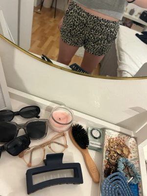 Leopardmönstrade shorts med resårmidja - Snygga shorts med leopardmönster i svart och beige. De har en bekväm resår i midjan och är tillverkade i ett mjukt material som passar perfekt till sommaren. Modellen är loose fit och ger en avslappnad vibe.