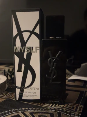Yves Saint Laurent MYSLF  - Säljer en YSL Myslf parfym, den är nästan full, har använt runt 5-6 sprut, 40 ml flaska, luktar jättegott, skriv för mer info om den:)