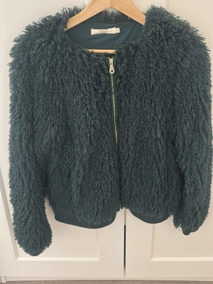 Mörkgrön teddyjacka - Mysig mörkgrön teddyjacka köpt på sellpy med fluffig struktur och dragkedja framtill! Super snygg till fest! 