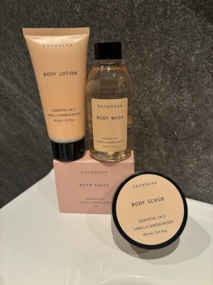 Daybreak kroppsvård set - Lyxigt kroppsvård set från Daybreak med doft av vanilj och sandelträ. Innehåller body lotion, body wash, bath salts och body scrub. Perfekt för en avkopplande stund med eteriska oljor. Produkterna kommer i stilrena beige och svarta förpackningar. Aldrig använda endast body lotion och body scrub är öppnade för ”provlukt” men inte använda. Helt som nya!