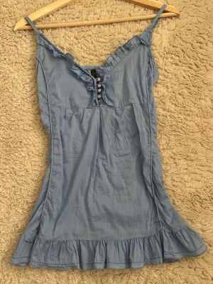 Ljusblå babydoll topp - Super söt ljus blå figur sydd 2000s babydoll topp! Köpte secondhand från Polen och märket har suddats bort så vet tyvärr inte märket!🩵