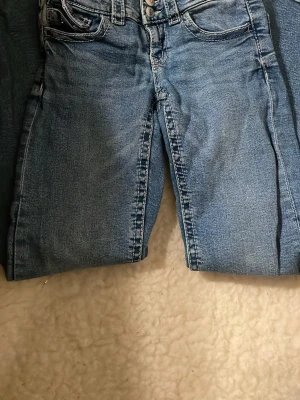 Blå flare jeanss - Ja säljer dessa flare jeans från Gina i storlek: 152 💞 har använt dom några gånger men dom är i bra skick! Säljer dessa för dom inte passar längre 💞💗
