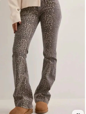 Leopardjeans från Nelly - Snygga bootcut jeans med leopardmönster från Nelly. Knappt använda, storlek 36💗