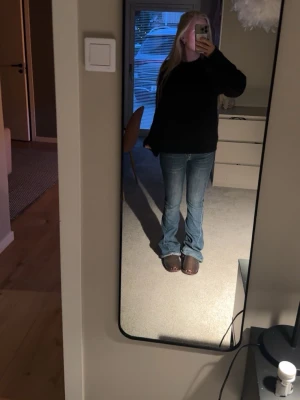 true religon jeans - säljer mina true religon jeans då dom är lite stora i midjan och då inte kommer till användning. Dom är i mycket fint skick förutom lite slitna längst ner. Storlek 26