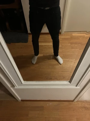 Svarta jeans från tiger of Sweden  - Säljer ett par svarta jeans från tiger of Sweden  med klassisk femficksdesign och diskret logga vid fickan. Jeansen har smal passform och är tillverkade i stretchigt bomullsmaterial för extra komfort. Perfekta för dig som gillar en clean och stilren look.