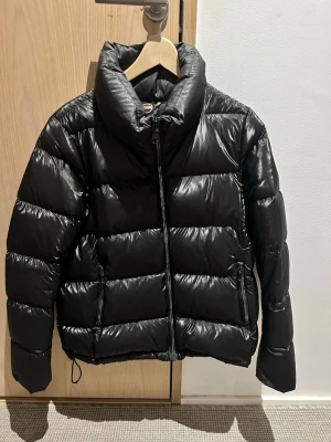 Colmar Originals Jacka - Svart Colmar Originals jacka i mycket bra skick. Passar mig som vanligtvis har S/M. Storlek: 46