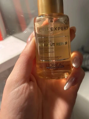 L'Oréal Absolut Repair Wheat Oil - Näringsrikt serum för håret. Ger skydd samt glans.                                                                            🚚Snabb leverans — skickas oftast samma dag eller nästkommande vardag   💬Pris kan diskuteras vid snabb affär, tveka inte att skriva!   ➡️Ta gärna en titt på min profil för andra varor! 